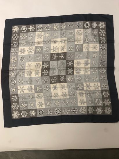 HERMES
Foulard Carré en soie dans sa boite...