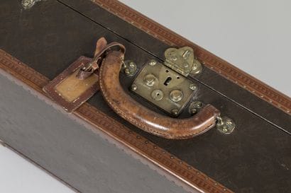 LOUIS VUITTON 
Valise de voyage rigide en...