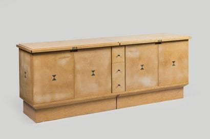 TRAVAIL CONTEMPORAIN
Enfilade reposant sur...