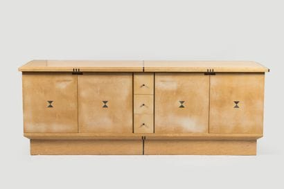 TRAVAIL CONTEMPORAIN
Enfilade reposant sur...
