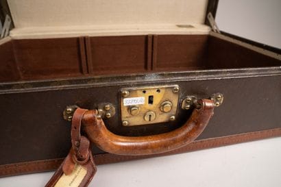 LOUIS VUITTON 
Valise de voyage rigide en...