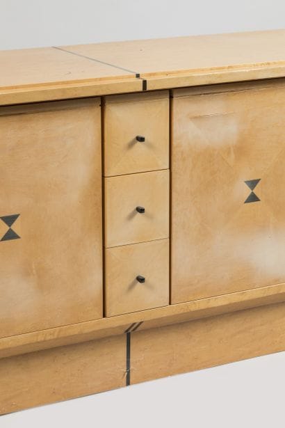 TRAVAIL CONTEMPORAIN
Enfilade reposant sur...