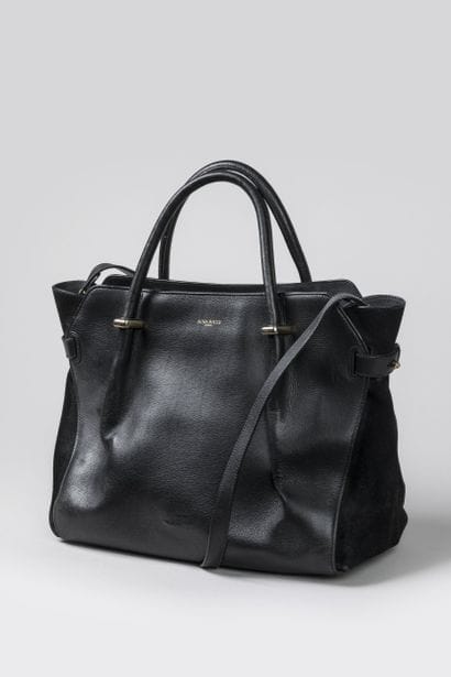 NINA RICCI
Sac en cuir noir 
(usures)