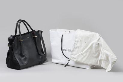 NINA RICCI
Sac en cuir noir 
(usures)