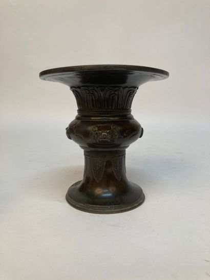 CHINA - 17th century
Small bronze vase in...
