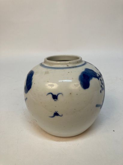 CHINA - Kangxi Period (1662–1722)
Small globular...