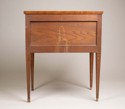 Table chiffonnière de forme quadrangulaire...