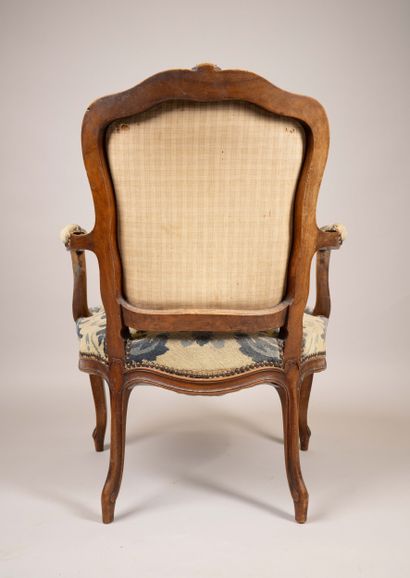 Fauteuil cabriolet et une chaise cabriolet...