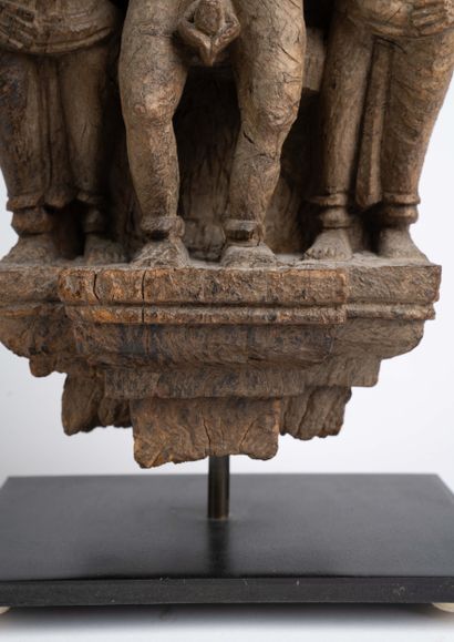 INDE, XXe 
Elément de chapiteau en bois sculpté...