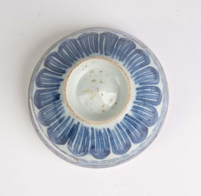 CHINA, 18th century 
Porcelain bowl with...