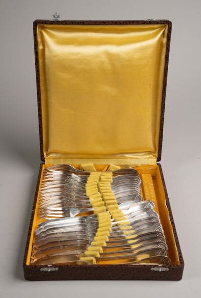 Set of 12 silver plated fish cutlery pieces...