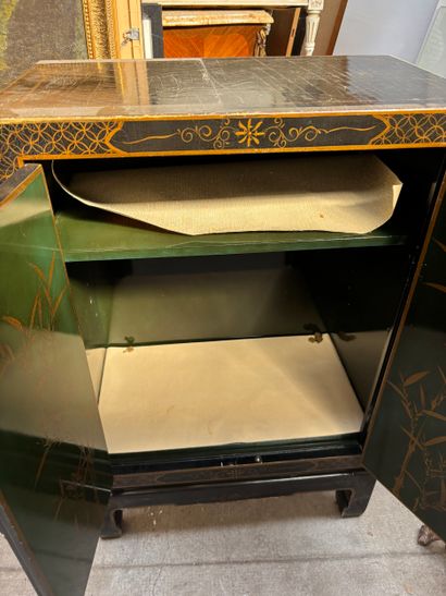 CHINE XXe 
Cabinet en bois laqué ouvrant...