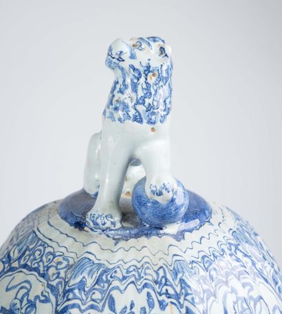 DELFT
Covered earthenware vase with beveled...