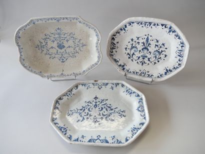 Lot de 3 plats en faïence, décor en camaïeu...