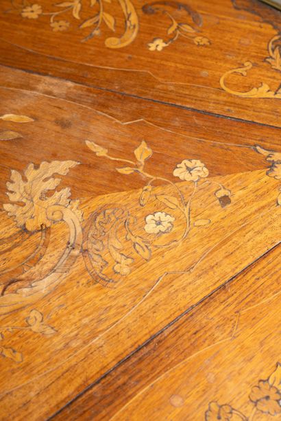 Polylobed clover-shaped table in rosewood...