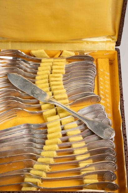 Set of 12 silver plated fish cutlery pieces...
