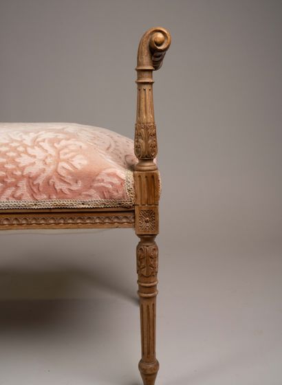 Banquette de piano de forme quadrangulaire...