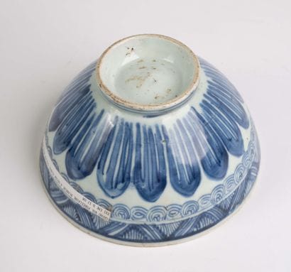 CHINA, 18th century 
Porcelain bowl with...