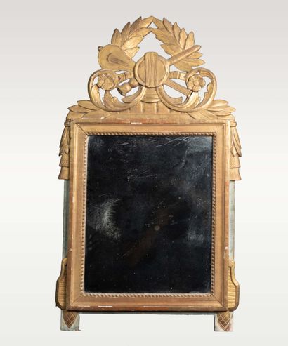 Miroir d’applique à fronton en bois mouluré,...