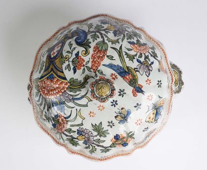 Lidded soup tureen with handles, made of...