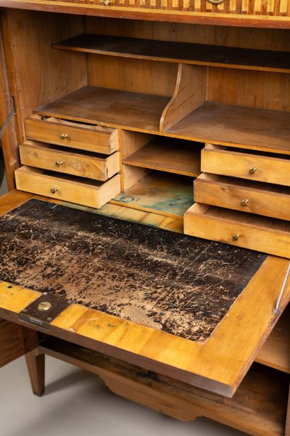 Exotic wood liquor cabinet with 4 bottles,...