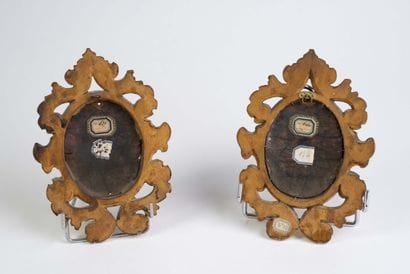 Paire de plaques en émail peint en grisaille...