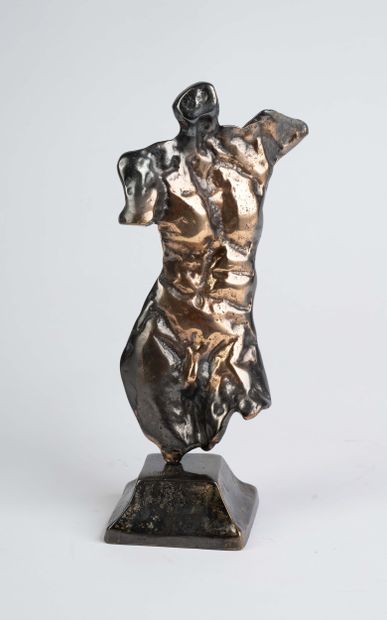 Yves LOHE (né en 1947) 
Buste d'homme 
Bronze...