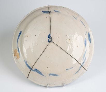 Plat circulaire en faïence à décor en camaïeu...