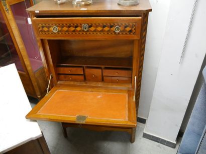Secrétaire à abattant style Louis XVI marqueté...