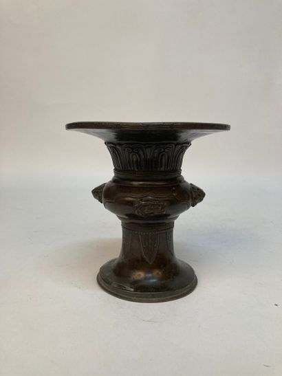 CHINA - 17th century
Small bronze vase in...