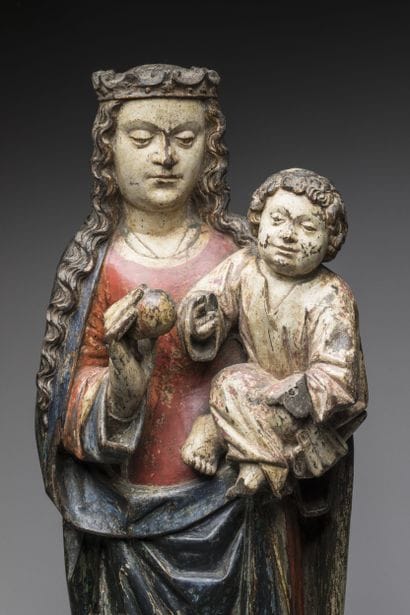 Vierge à l’Enfant en noyer sculpté et polychromé....