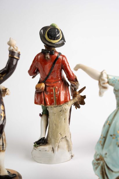 Lot de 4 statuettes en porcelaine : divers...