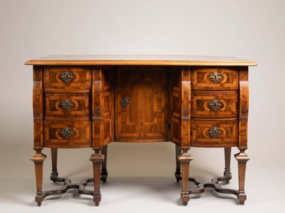 Bureau mazarin en bois de placage toutes...