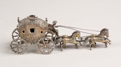 Petit carrosse tiré par 4 chevaux en argent,...