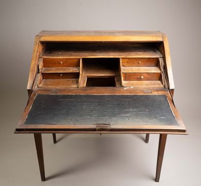 Secrétaire de pente en noyer marqueté d’un...