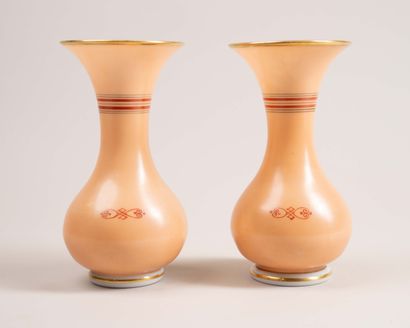 Paire de vases cornets en opaline, le fonds...