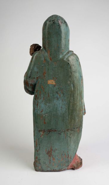 Vierge à l’Enfant en noyer sculpté et polychromé....