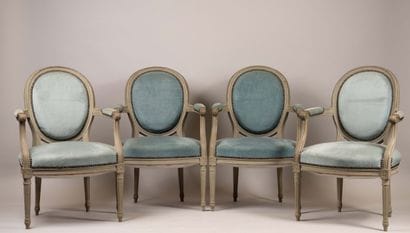 Living room furniture with cabriolet-style...