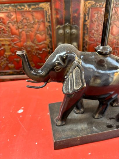 Lampe éléphant en métal genre bronze à patine...