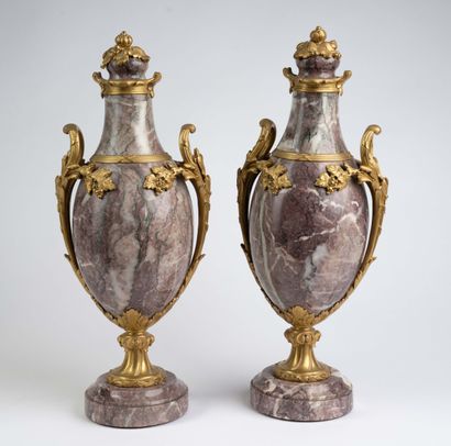 Paire de vases cassolettes sur piédouche...