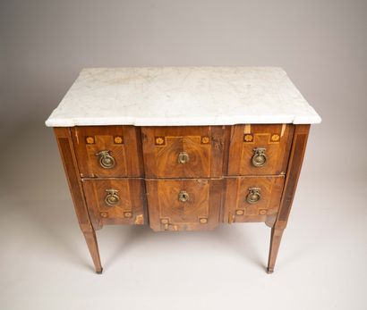 Commode à ressaut central en placage de bois...