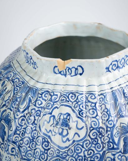 DELFT
Covered earthenware vase with beveled...