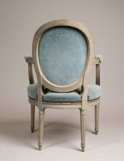 Living room furniture with cabriolet-style...