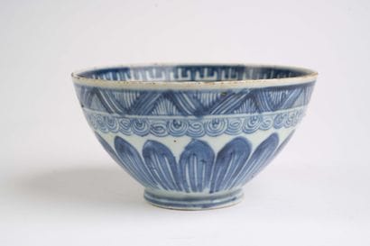 CHINA, 18th century 
Porcelain bowl with...
