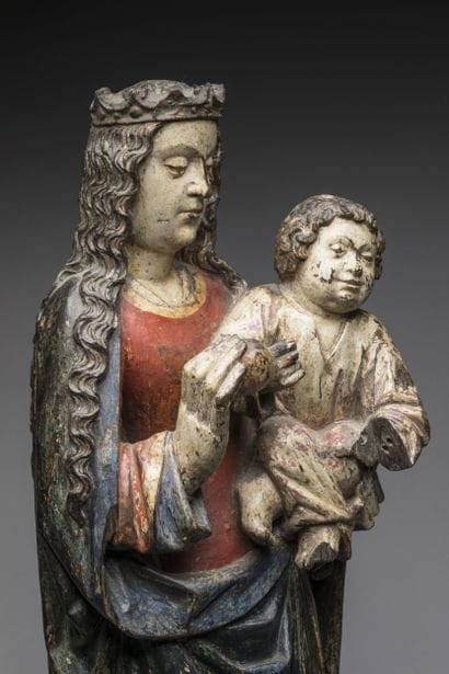 Vierge à l’Enfant en noyer sculpté et polychromé....
