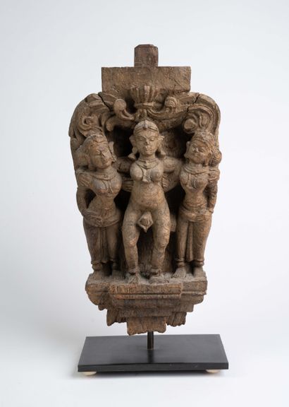 INDE, XXe 
Elément de chapiteau en bois sculpté...