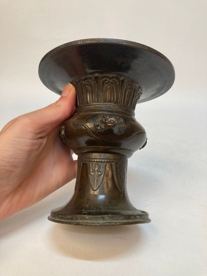 CHINA - 17th century
Small bronze vase in...