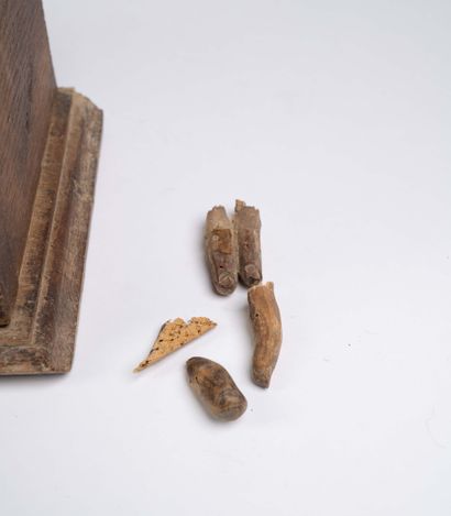 Sainte femme en bois sculpté. Debout, elle...