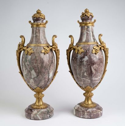 Paire de vases cassolettes sur piédouche...