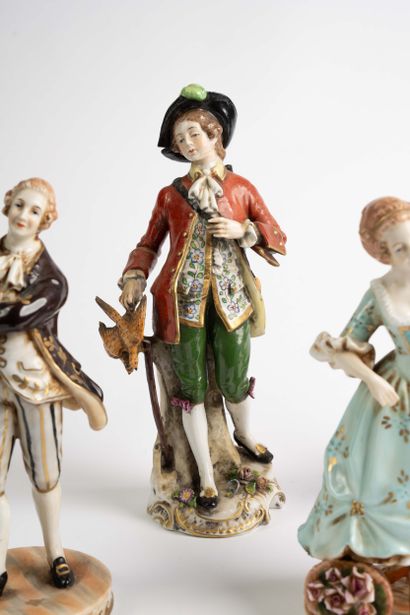 Lot de 4 statuettes en porcelaine : divers...